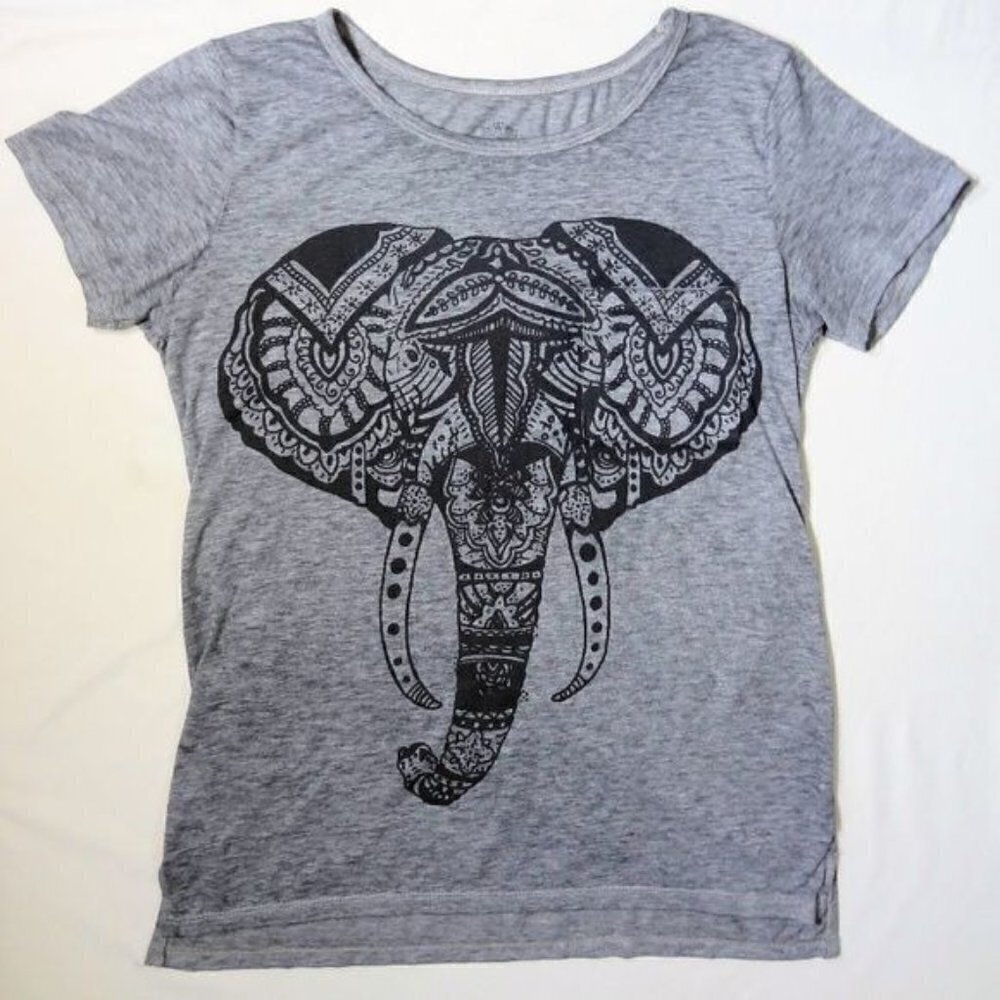 Well Worn Gray Graphical Elephant T-Shirt Size Small
